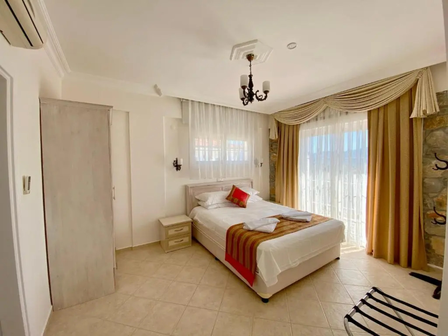 Private Pool - Private 1000m2 Garden, 4 Bedroom - 3 Bathroom - 8 Person, DETACHED Villas, Unlimited WiFi - Free Parking