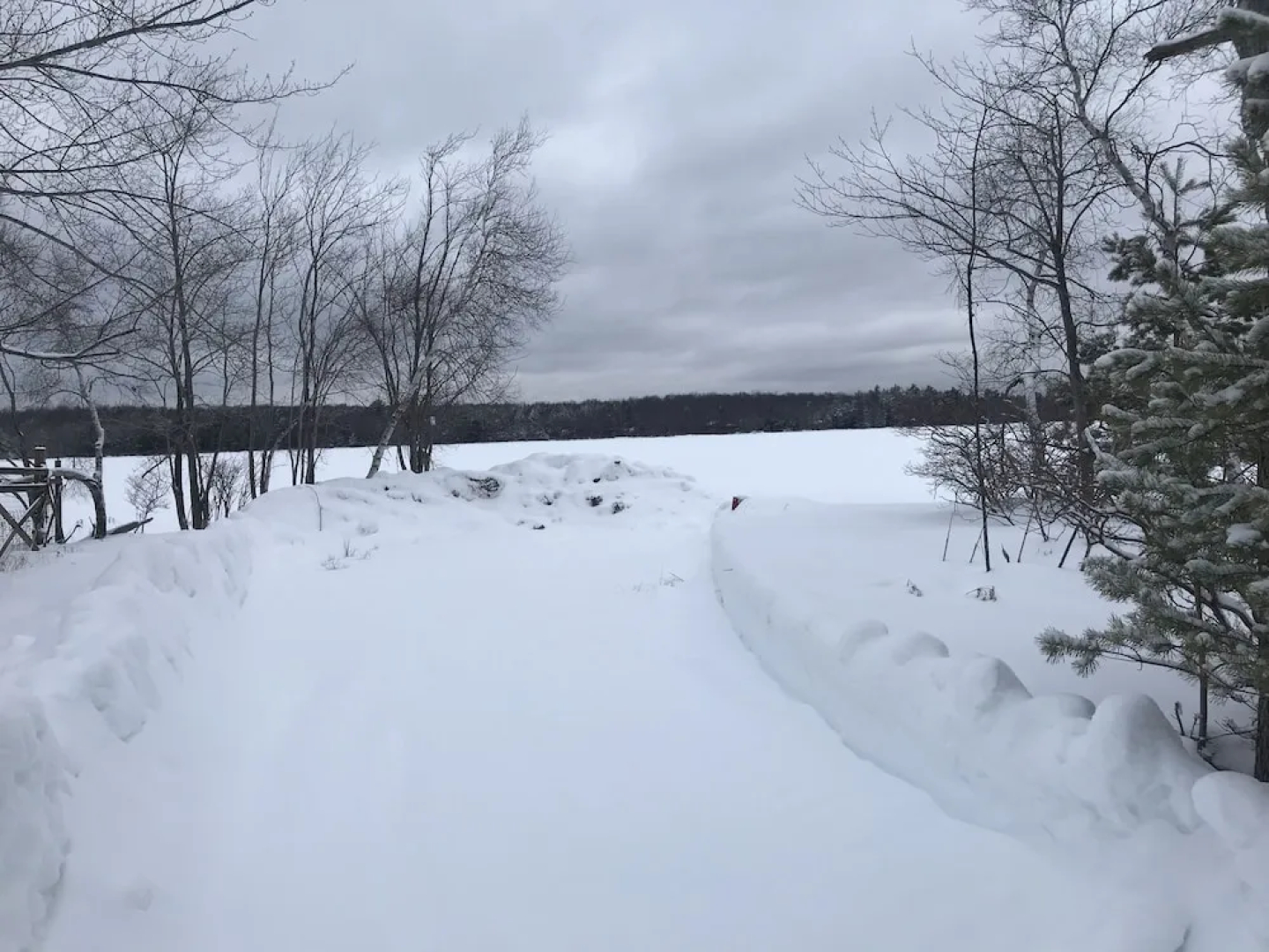 Pocono Retreat: Lake, Firepit, Bbq, Gameroom, Ski 4 Bedroom Home by RedAwning