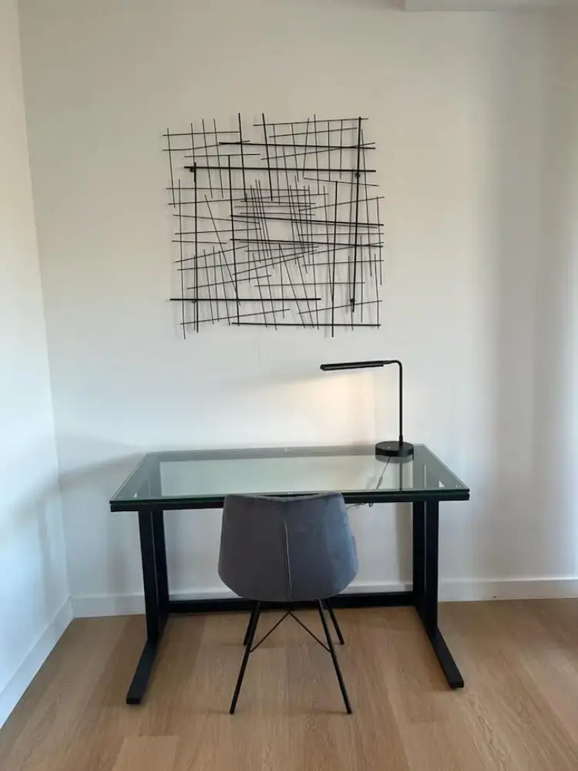 Stylish 2 BR w Roof Deck Access - Mins to NYC