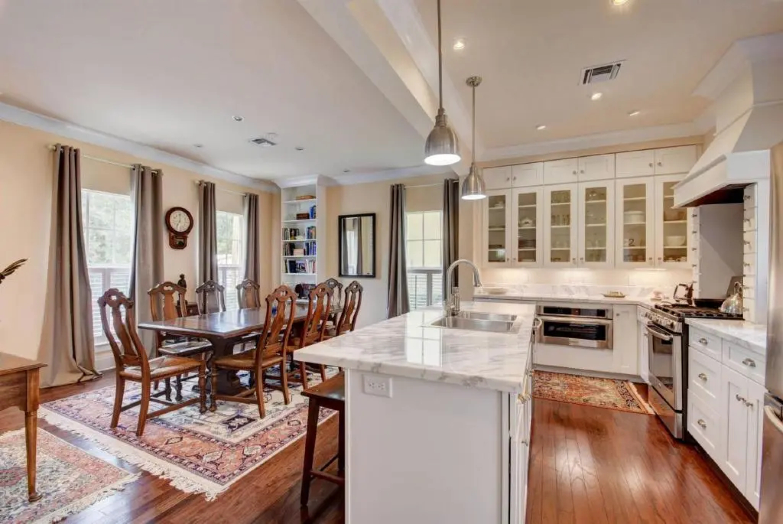 Grey Mist Modern 3bd 2ba on Quiet Street