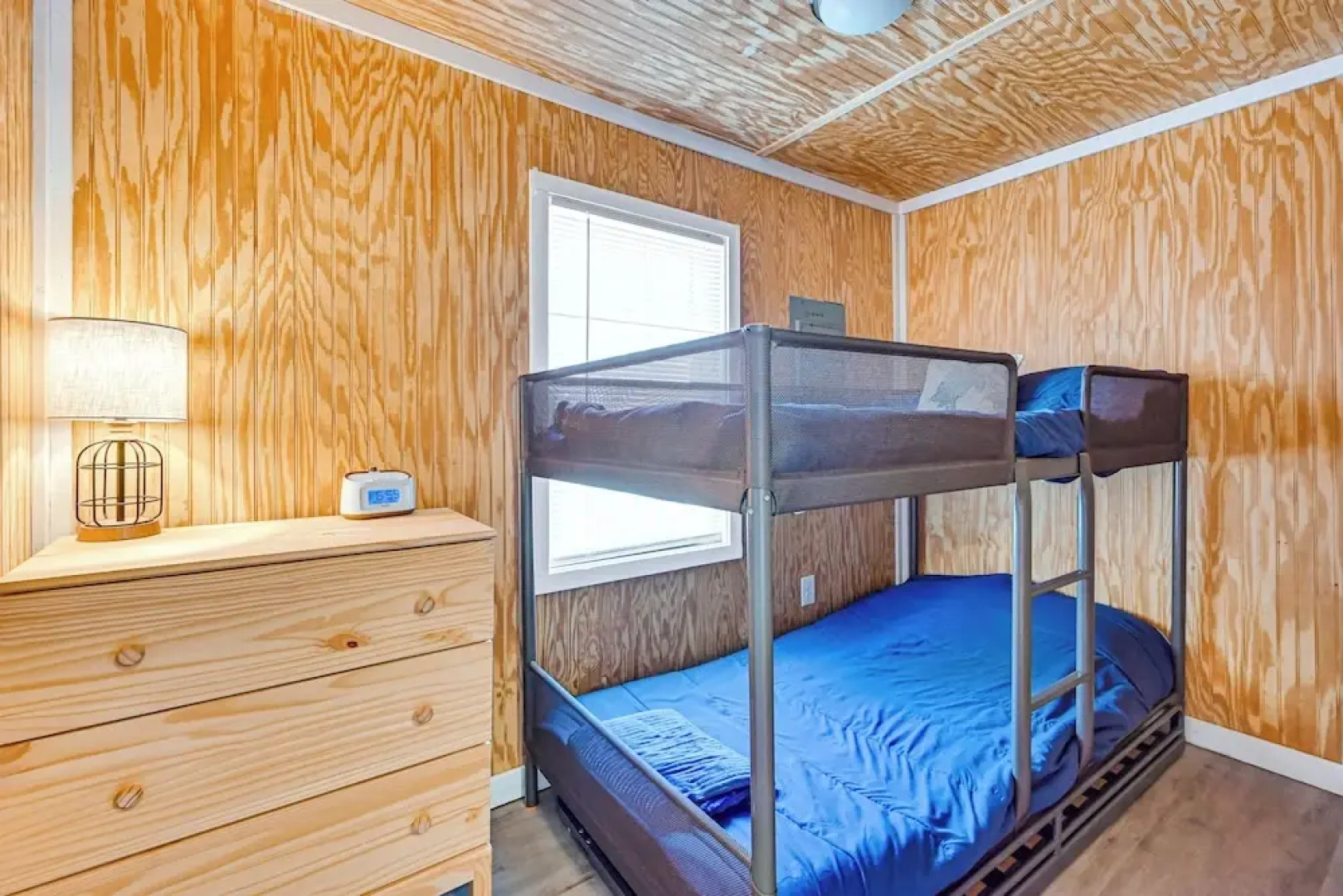 Inviting Beachfront Apartment in Hawk's Nest Beach