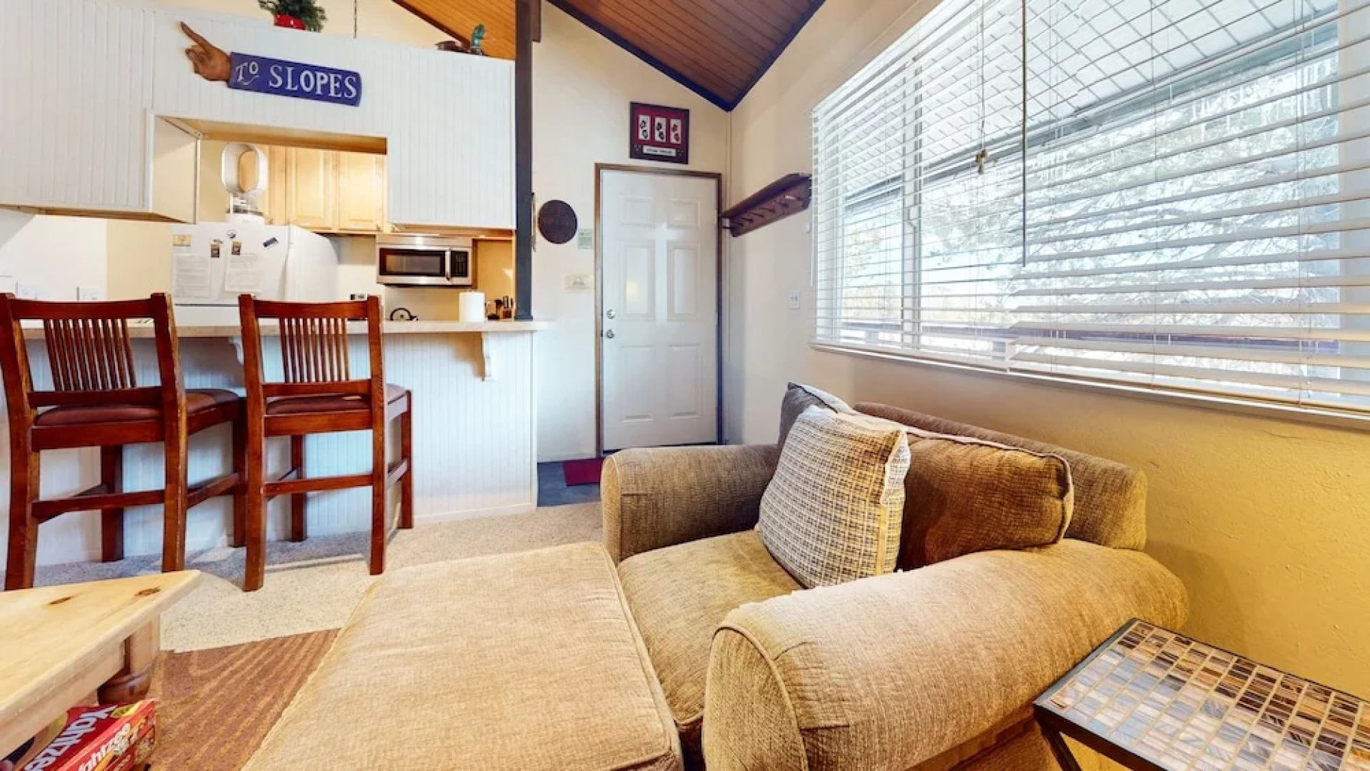 Sierra Manors 75 Cozy and Comfy Condo, On the Shuttle Route by Redawning