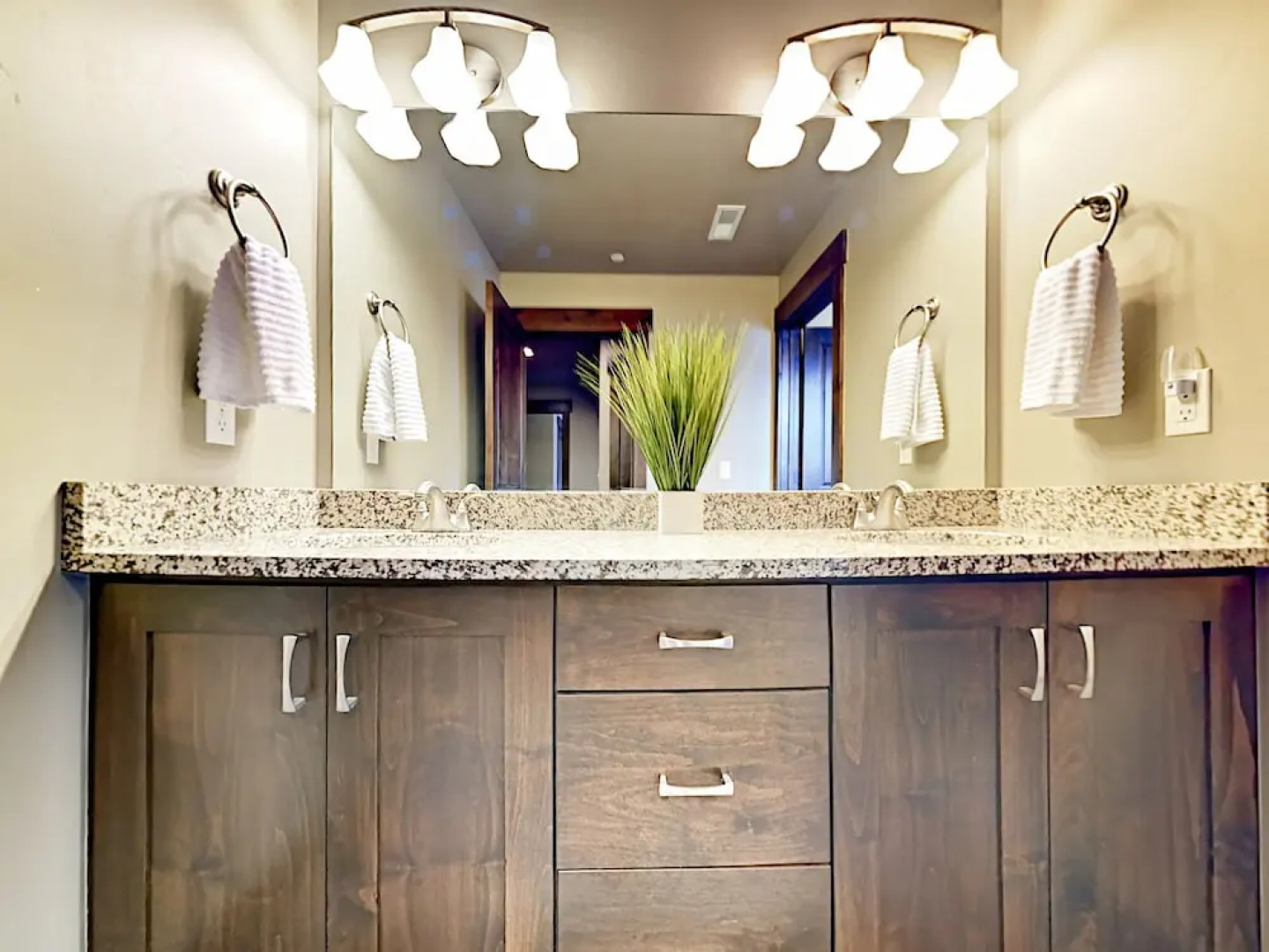 West Abigail - 4 Br Townhouse