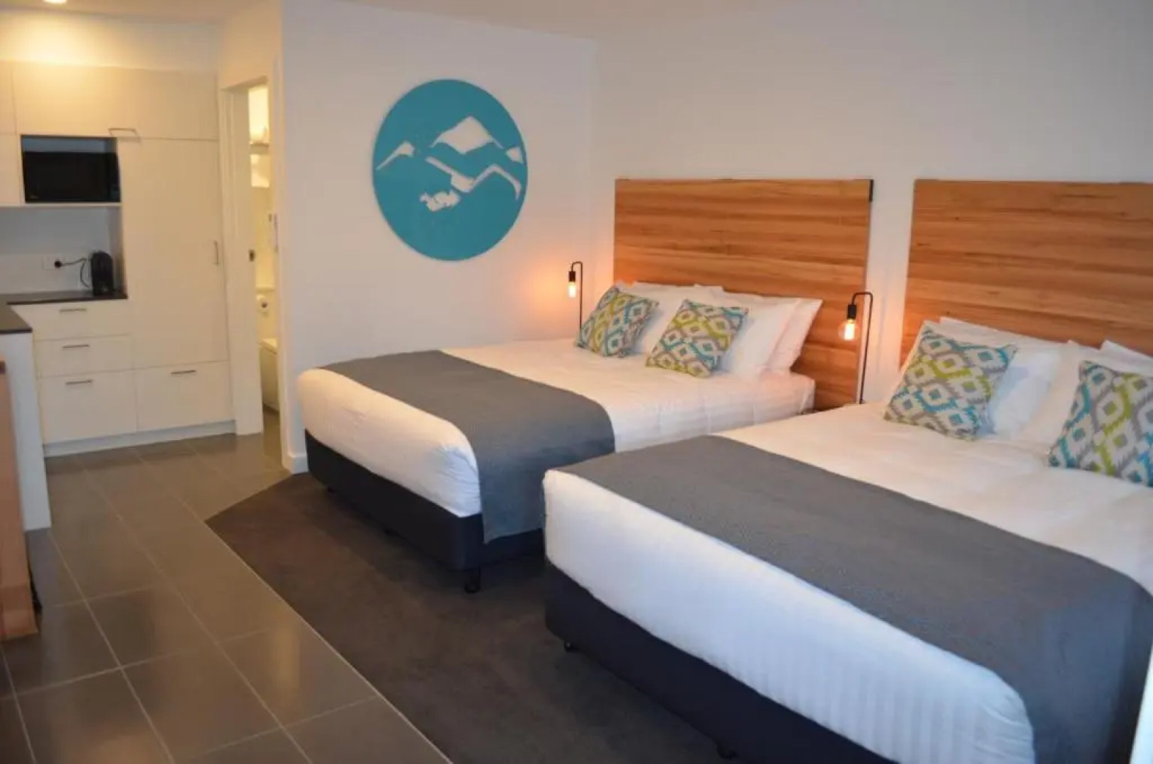 Bright Colonial Motel