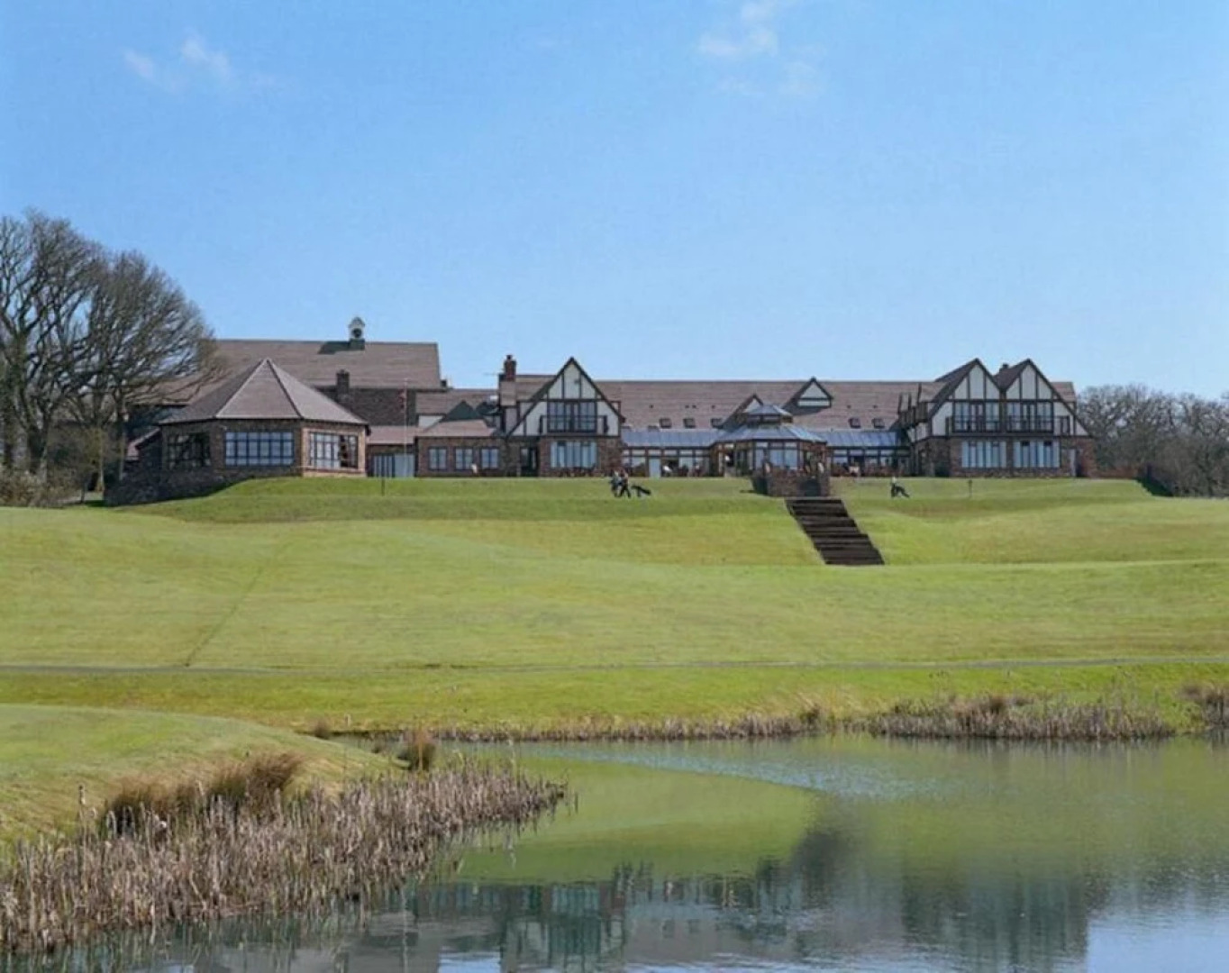 Superb detached Grade II conversion of an original Apple Mill with hot tub & FREE membership to nearby Leisure Club