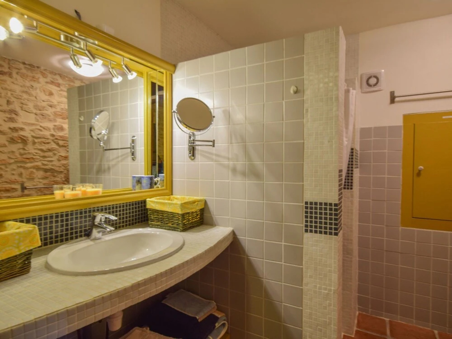 Spacious Villa in Puy-l'évêque With Swimming Pool