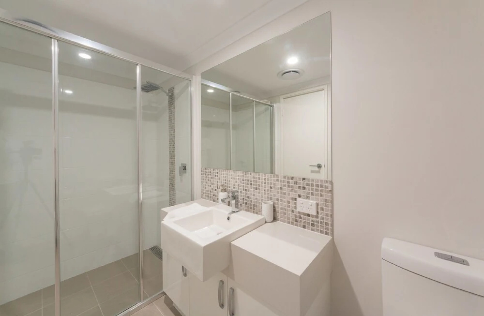 Lakeview Apartment Suite 06