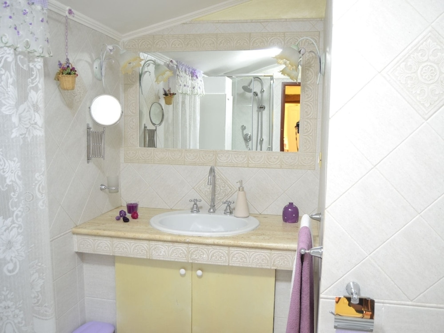 Simplistic Apartment in Tivoli near Forest & Supermarket