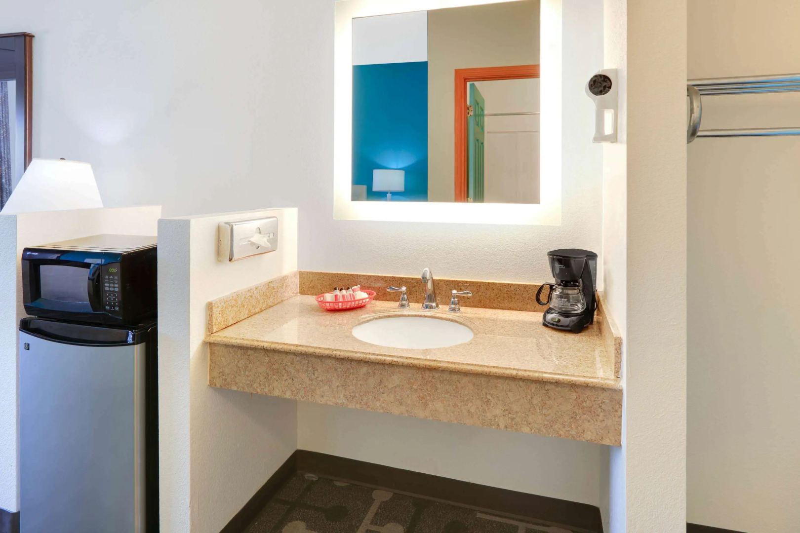 Howard Johnson by Wyndham Lubbock TX