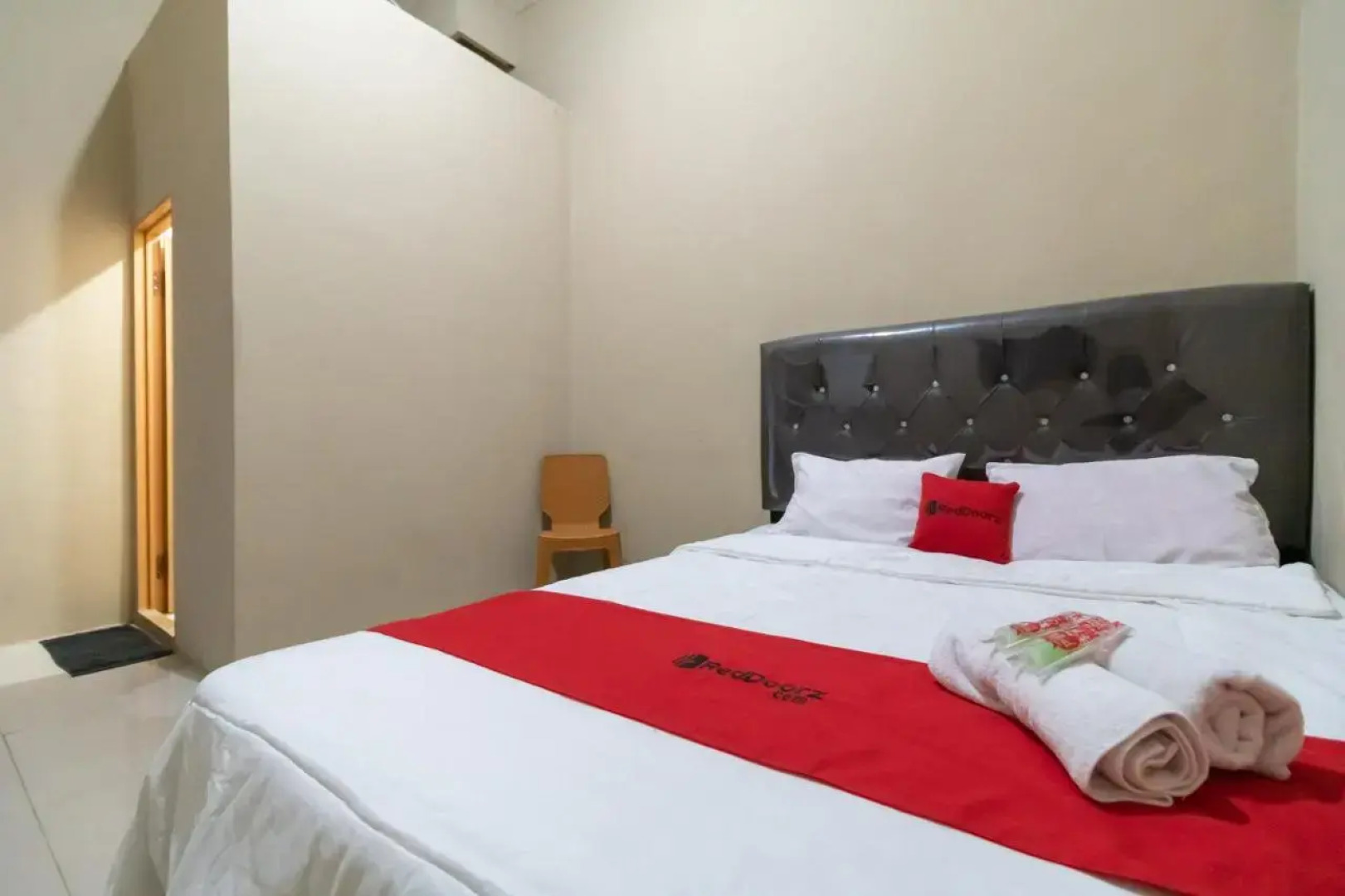 RedDoorz Plus near Palembang Trade Center 2