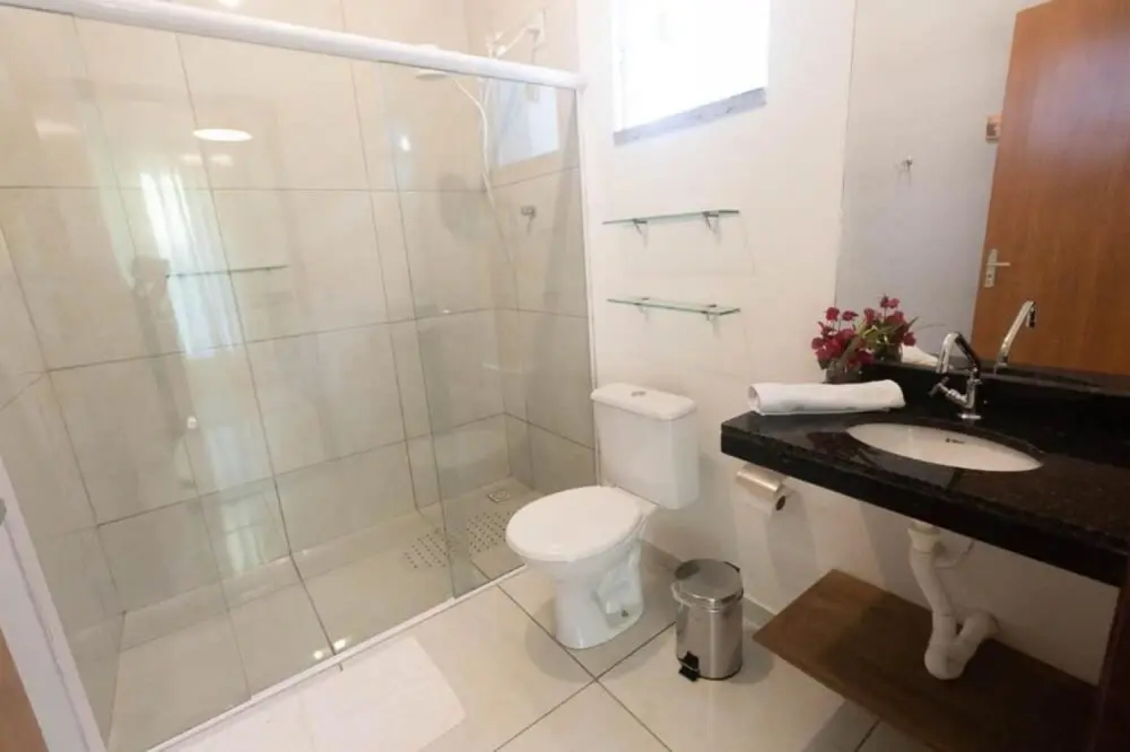 Chal Aconchegante com Vista Jardim em Vila - 02