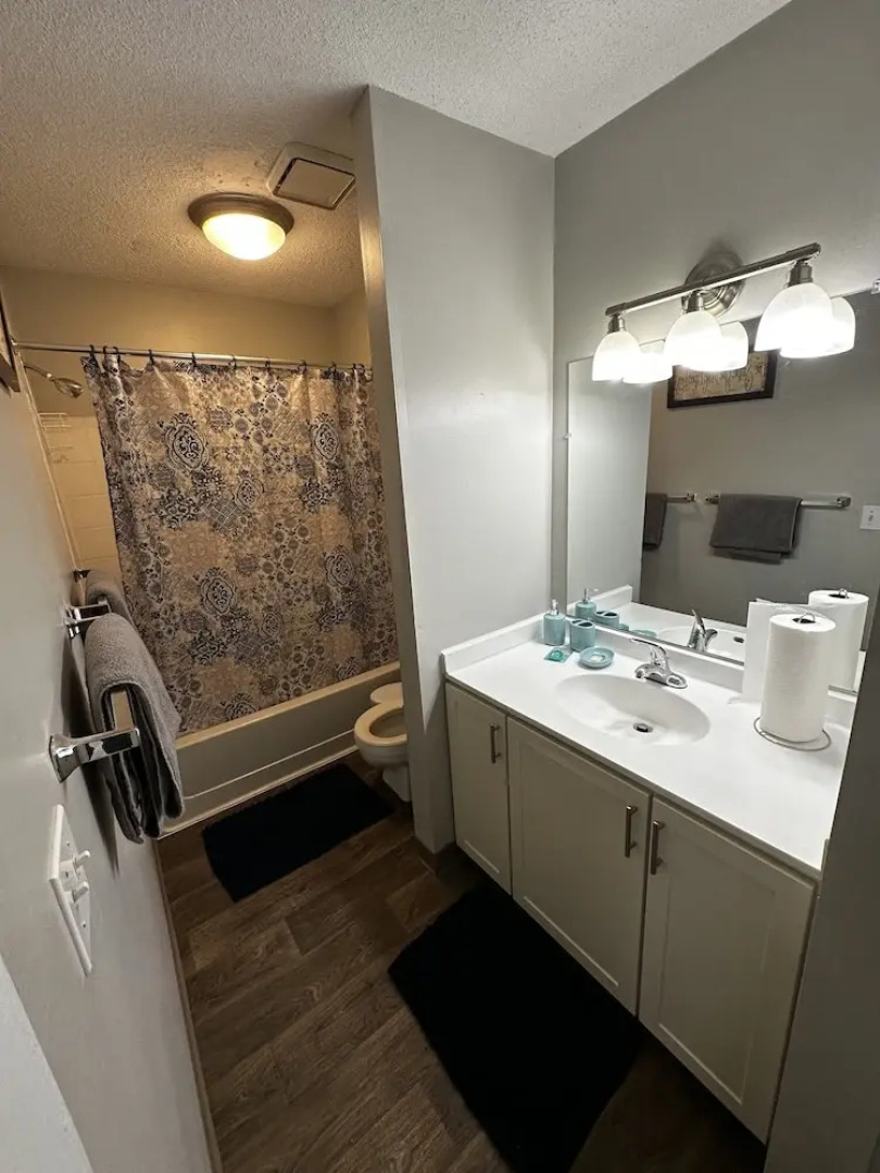 Glamorous 2B2BA with patio views and gym