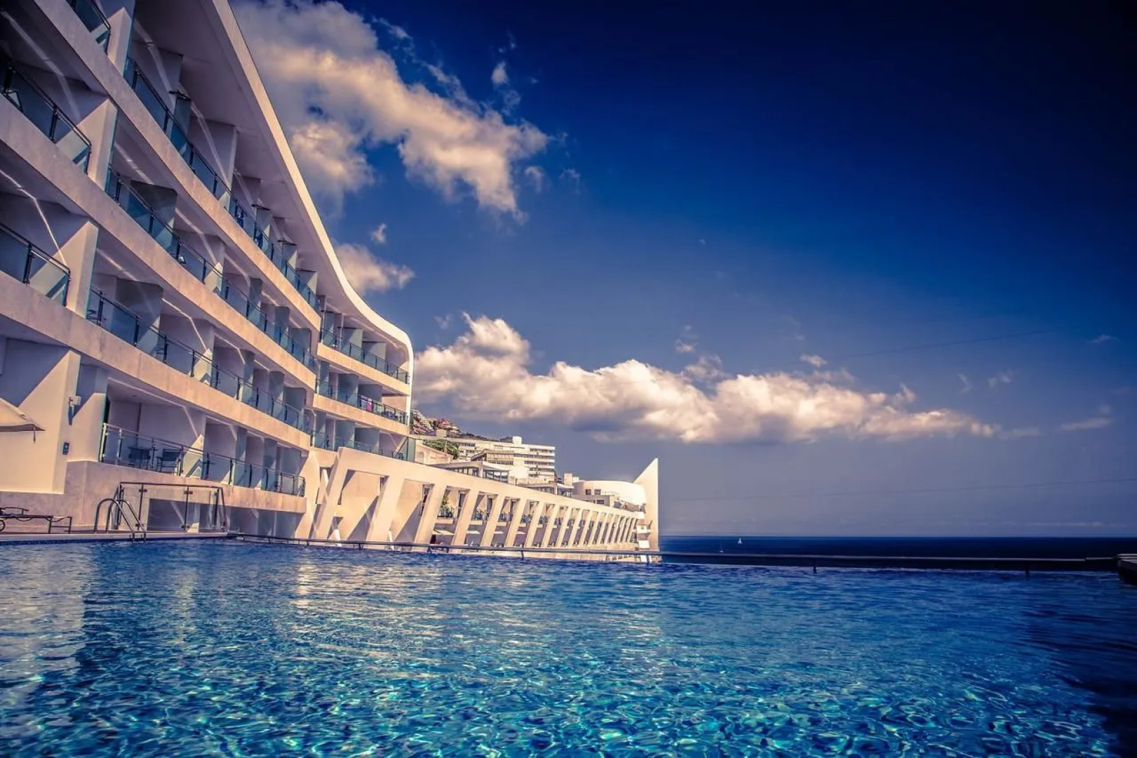 Sesimbra Oceanfront Hotel