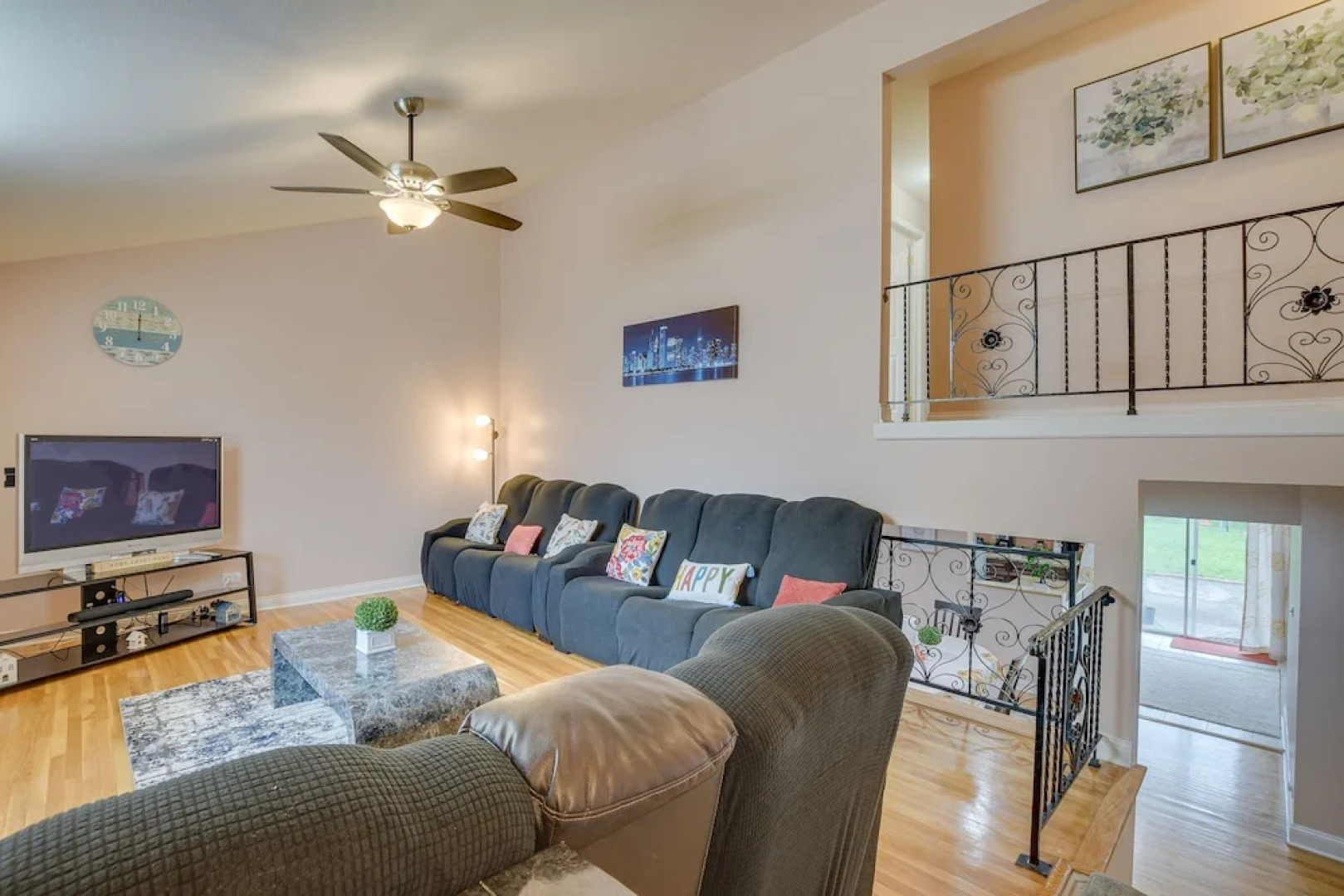 Fenced Backyard: Family Getaway in Des Plaines!