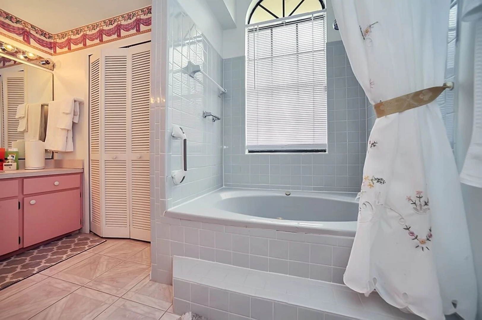 Palm Bay Delight, Large Grass Yard, 20 Minutes To The Beach 3 Bedroom Home