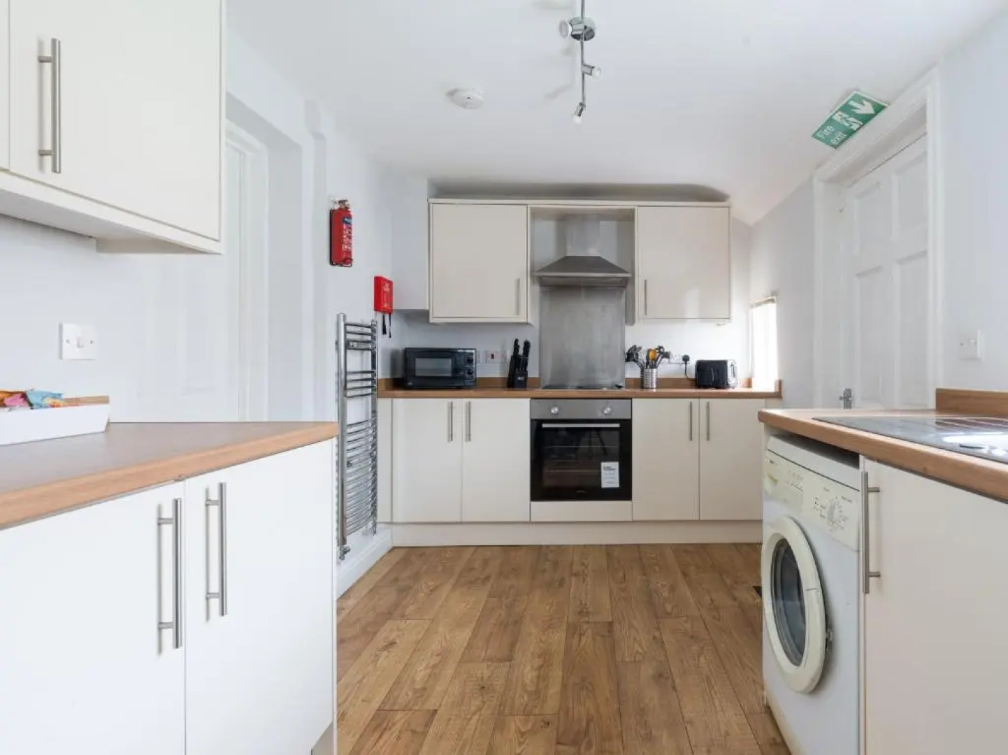 House - Sleeps 4 - Pet Friendly - Parking - Garden