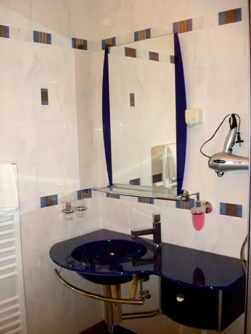 Viola - With Pool - A8