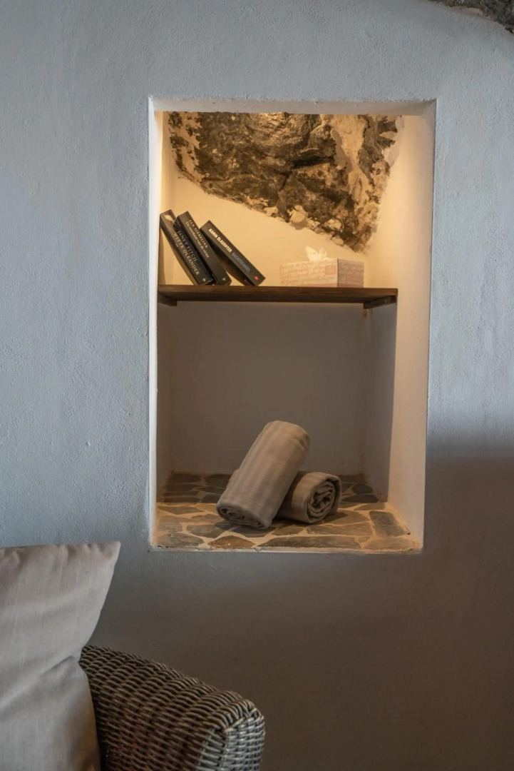 Spectacular Cave with two large terraces (70m2) by the sea