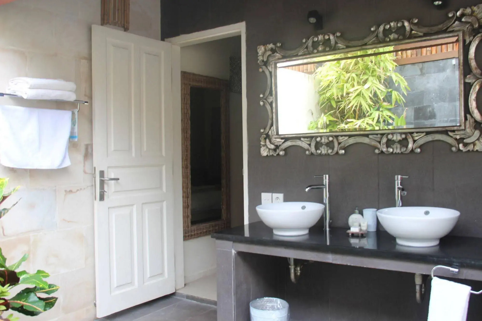 Scallywags Mango Motel