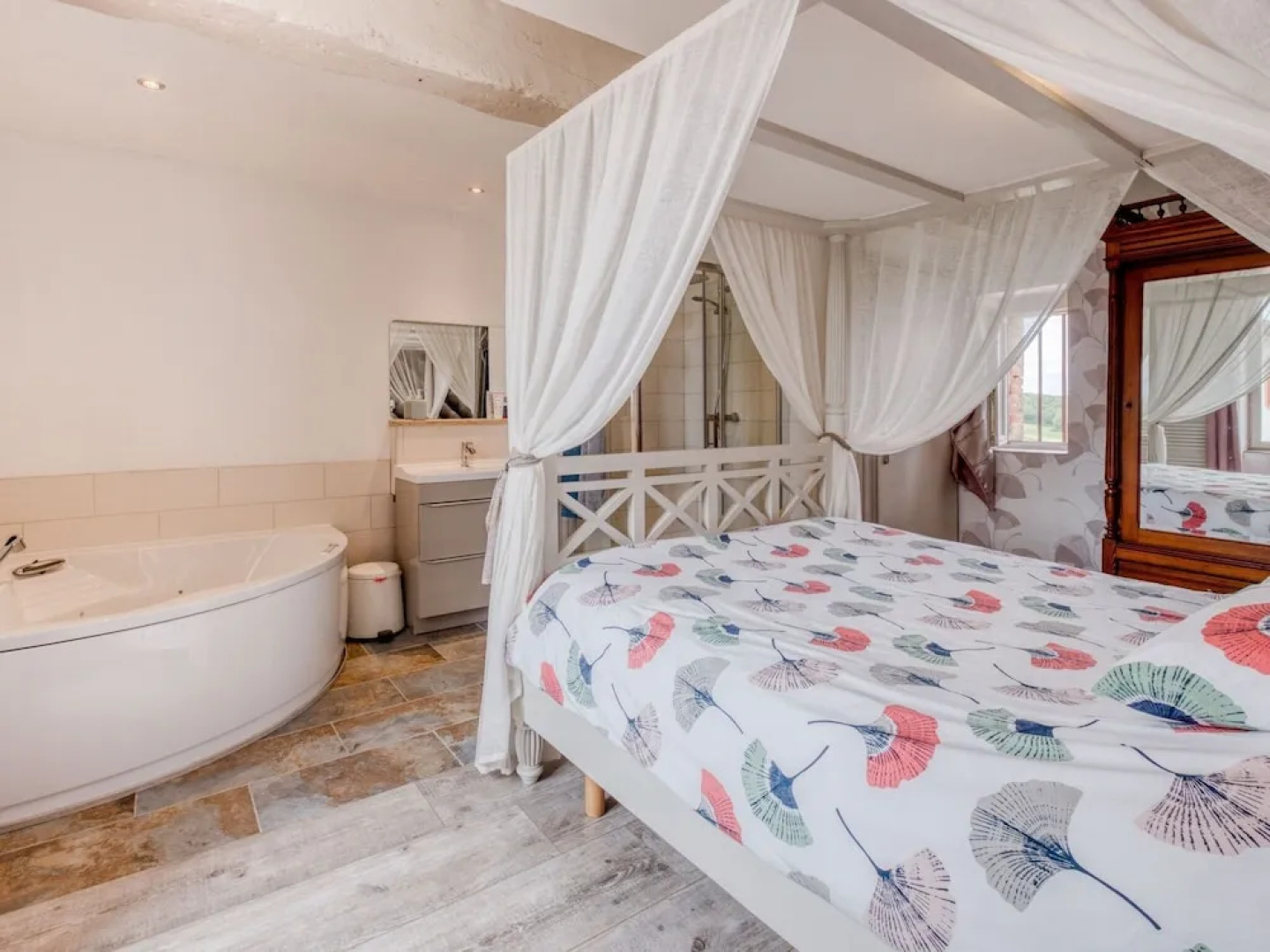 Fantastic Apartment With Whirlpool, Balcony, Deck-chairs