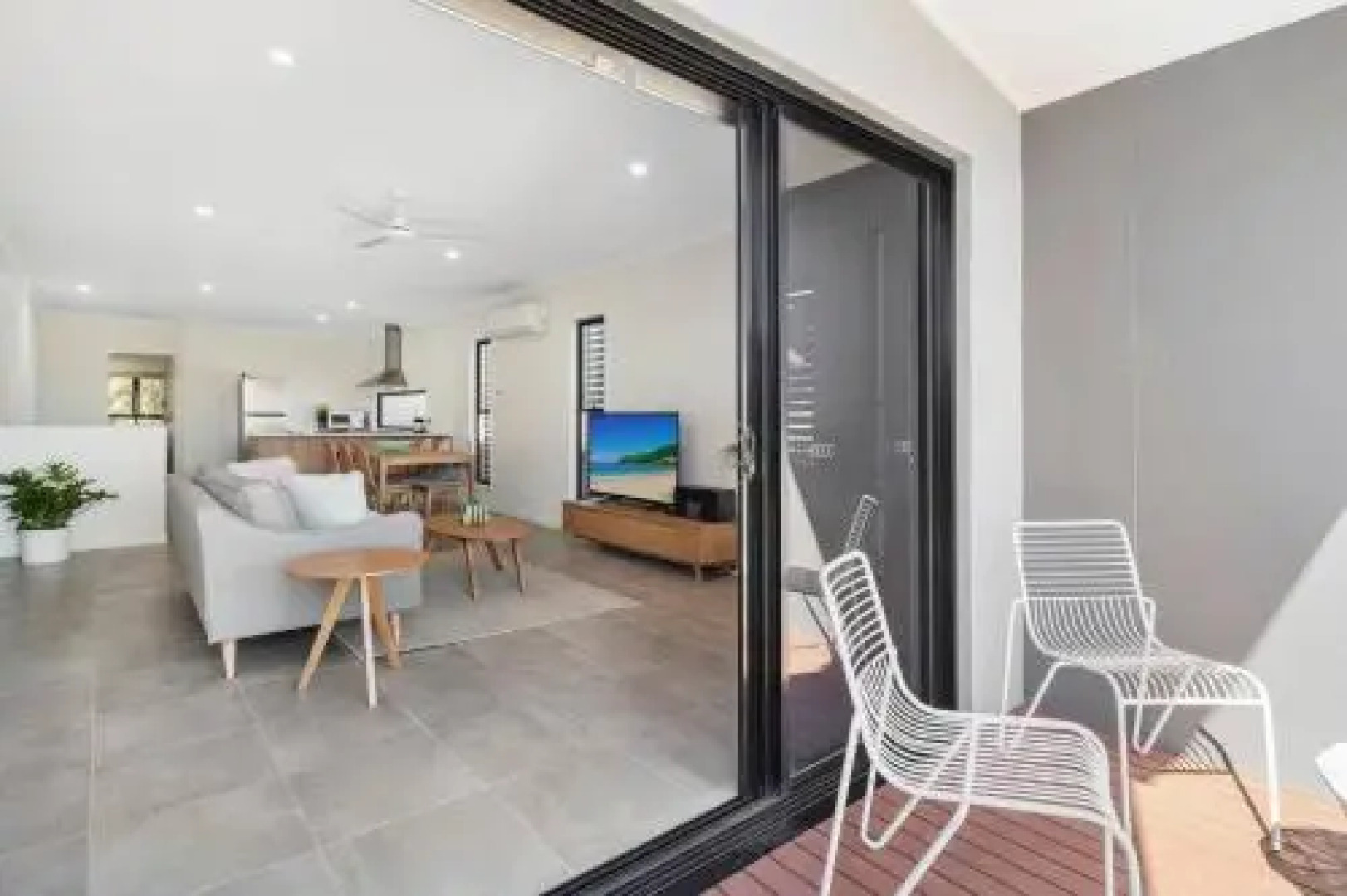 Daydreaming Airlie Beach, Water Views And Only 200M To Boardwalk.