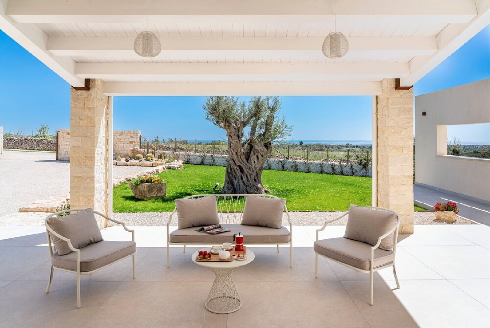 Modern Villa With Infinity Pool - By Beahost Rentals