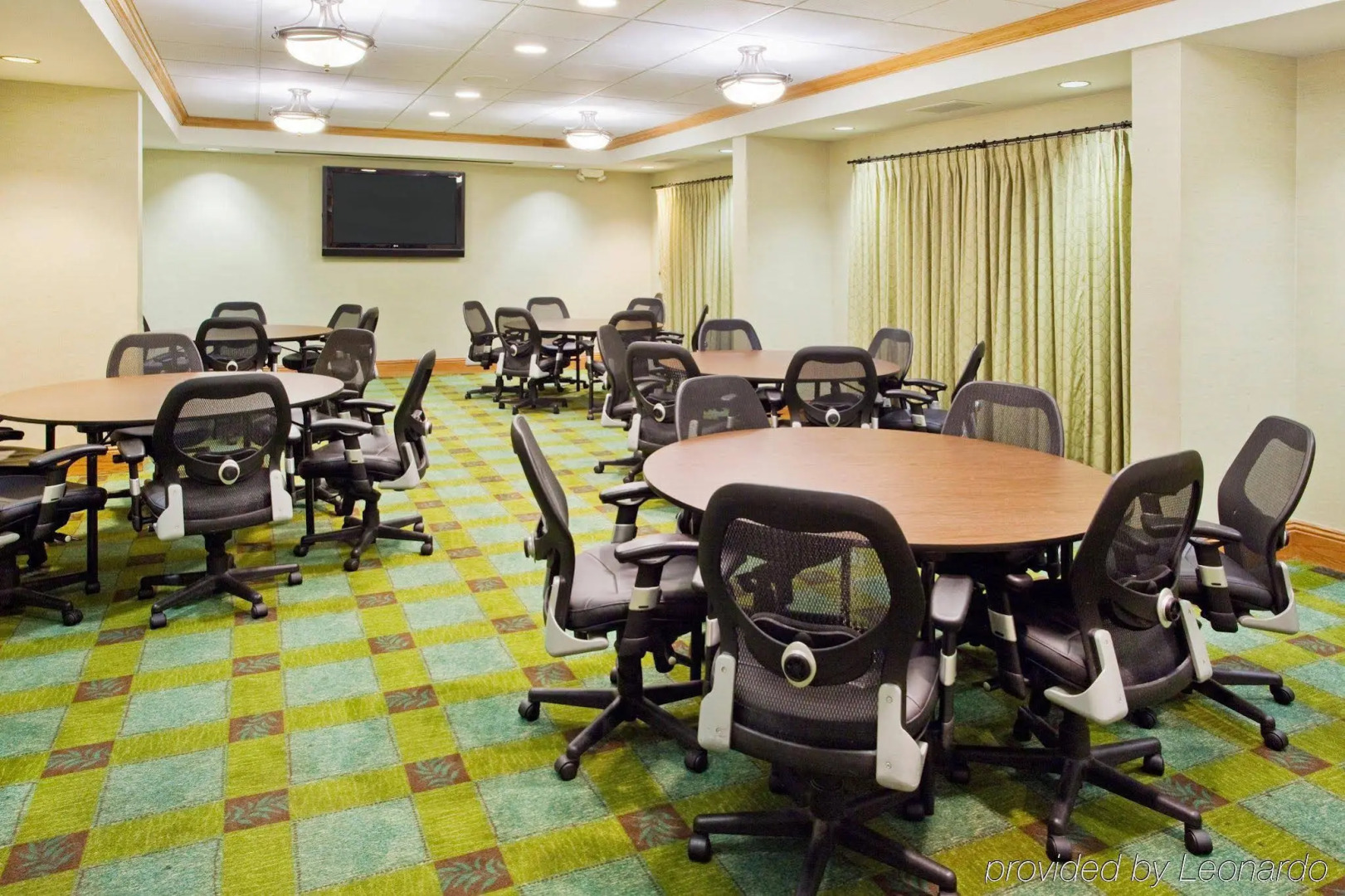 Holiday Inn Express & Suites Atlanta Buckhead by IHG