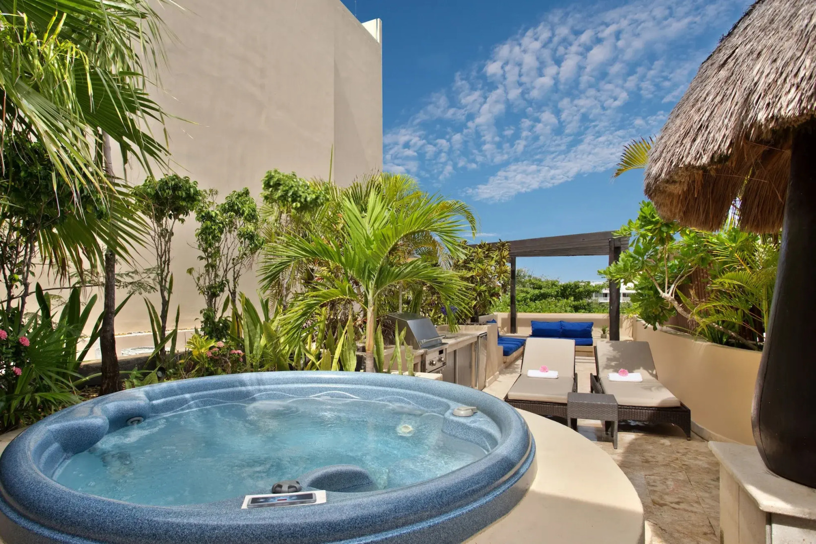 El Taj Oceanfront & Beachside Condo Hotel