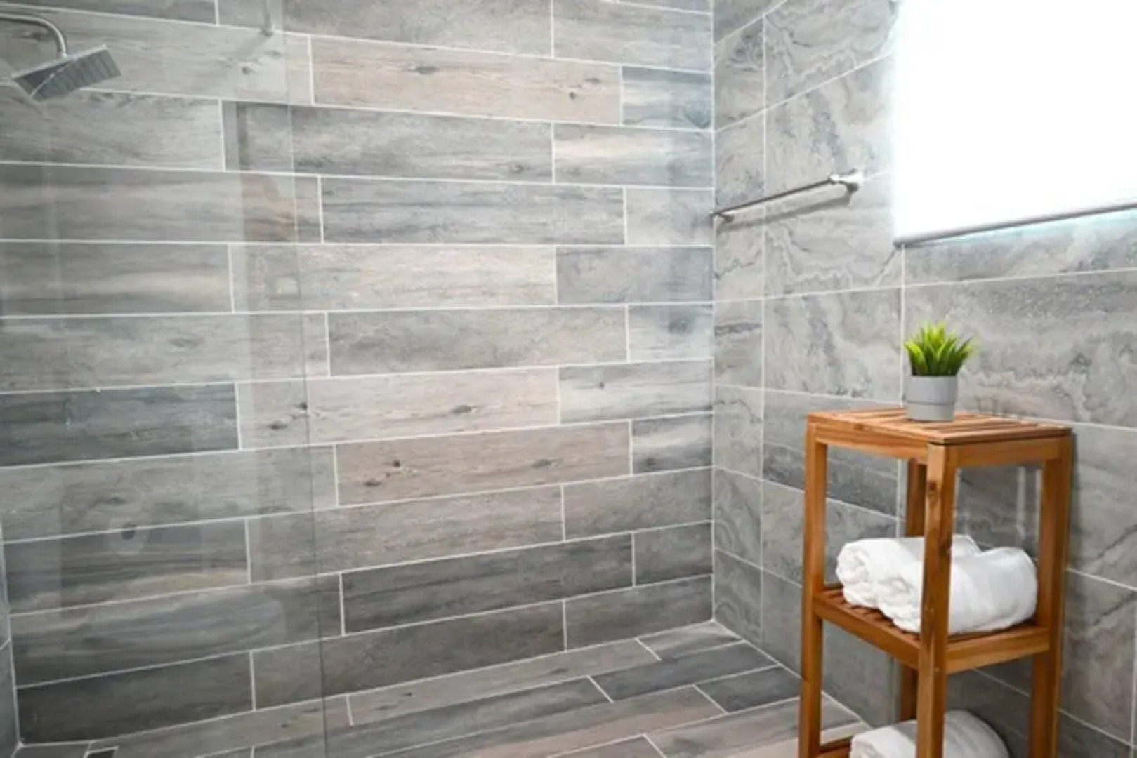 NEW Remodeled pool house 2 minutes from beach