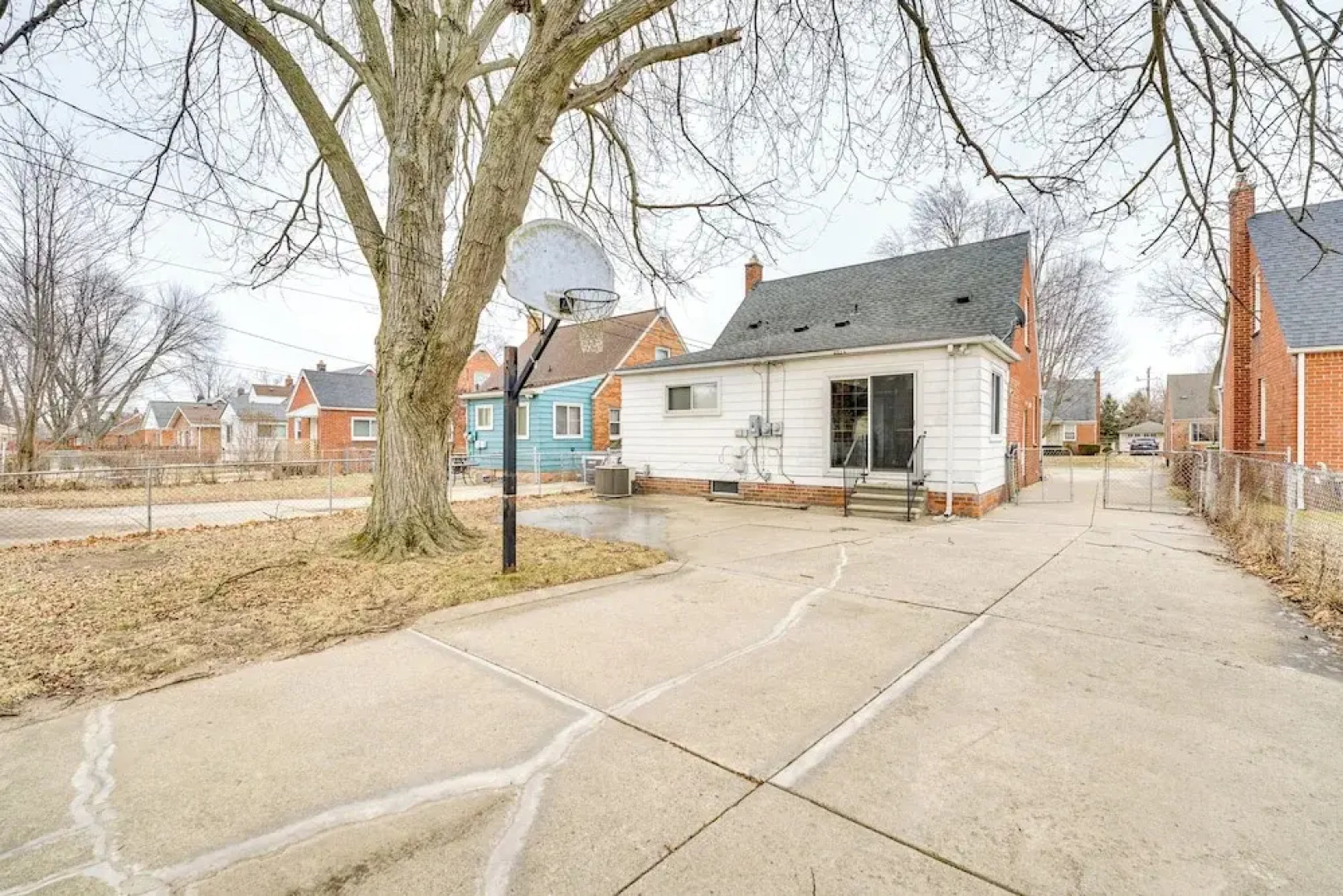 13 Mi to Downtown Detroit: Bright Home