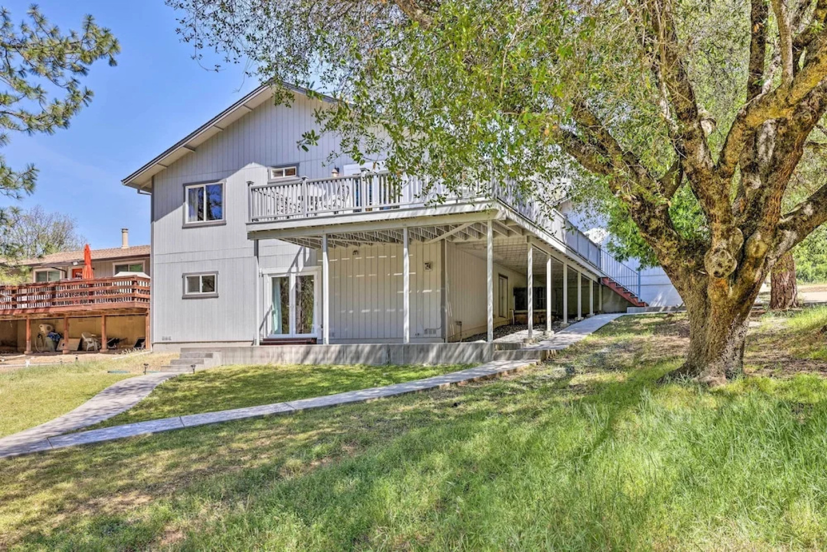 Community Perks: Welcoming Groveland Home