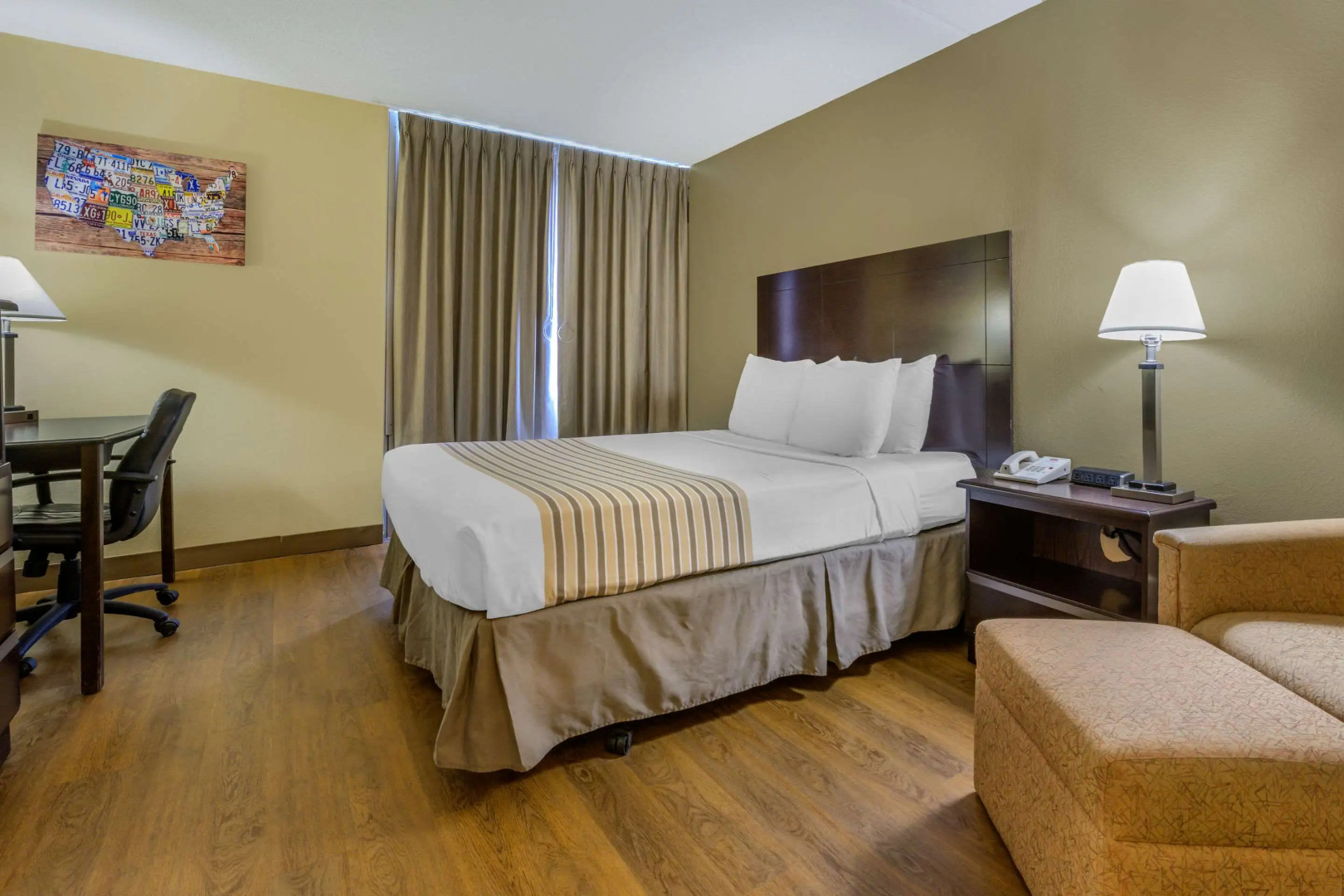 Econo Lodge Inn & Suites Triadelphia - Wheeling