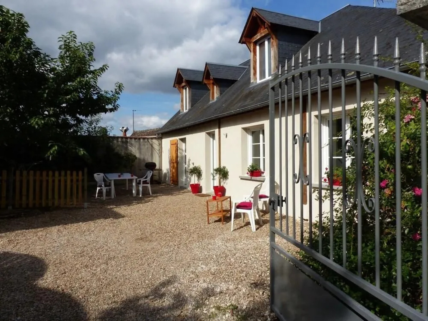 Gîte 9 pers centre ville jardin et parking clos, superbe vue