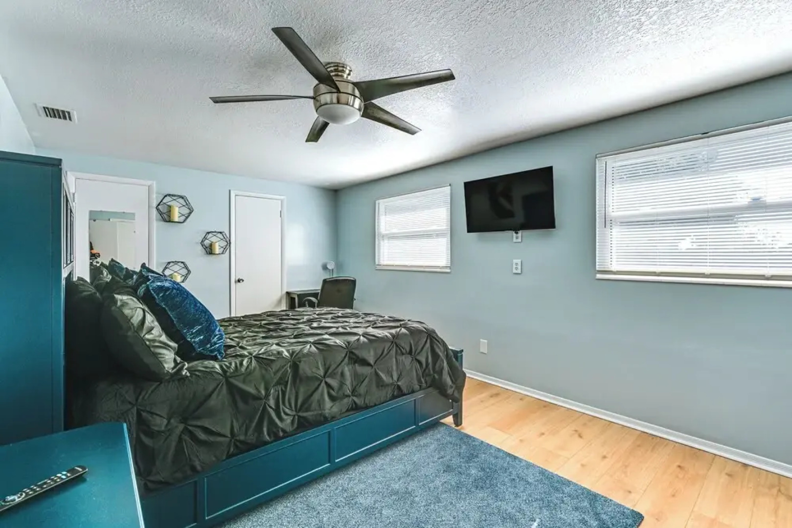 7 Mi to Busch Gardens: Tampa Gem w/ Yard!