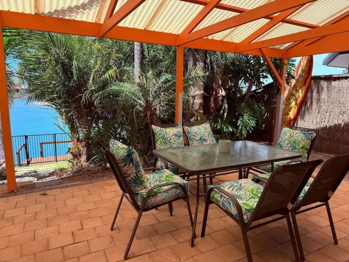 Lakeside Getaway - 4BR Jetty Wi-fi Waterfront