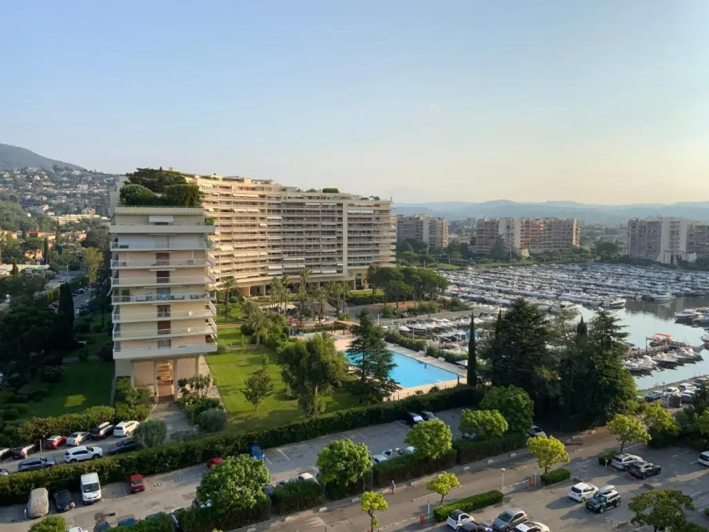 Cannes Marina Résidence Le Surcouf - Studio de 28m2 au 10ème étage avec piscine, terrasse, parking, vue montagne et port : Mandelieu-La Napoule