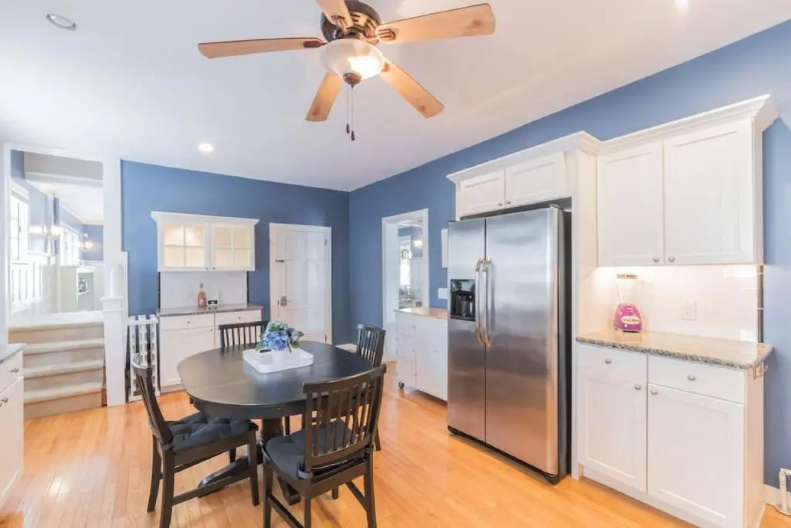 Beach Block 7 bdrms Parking Patio and Sunroom