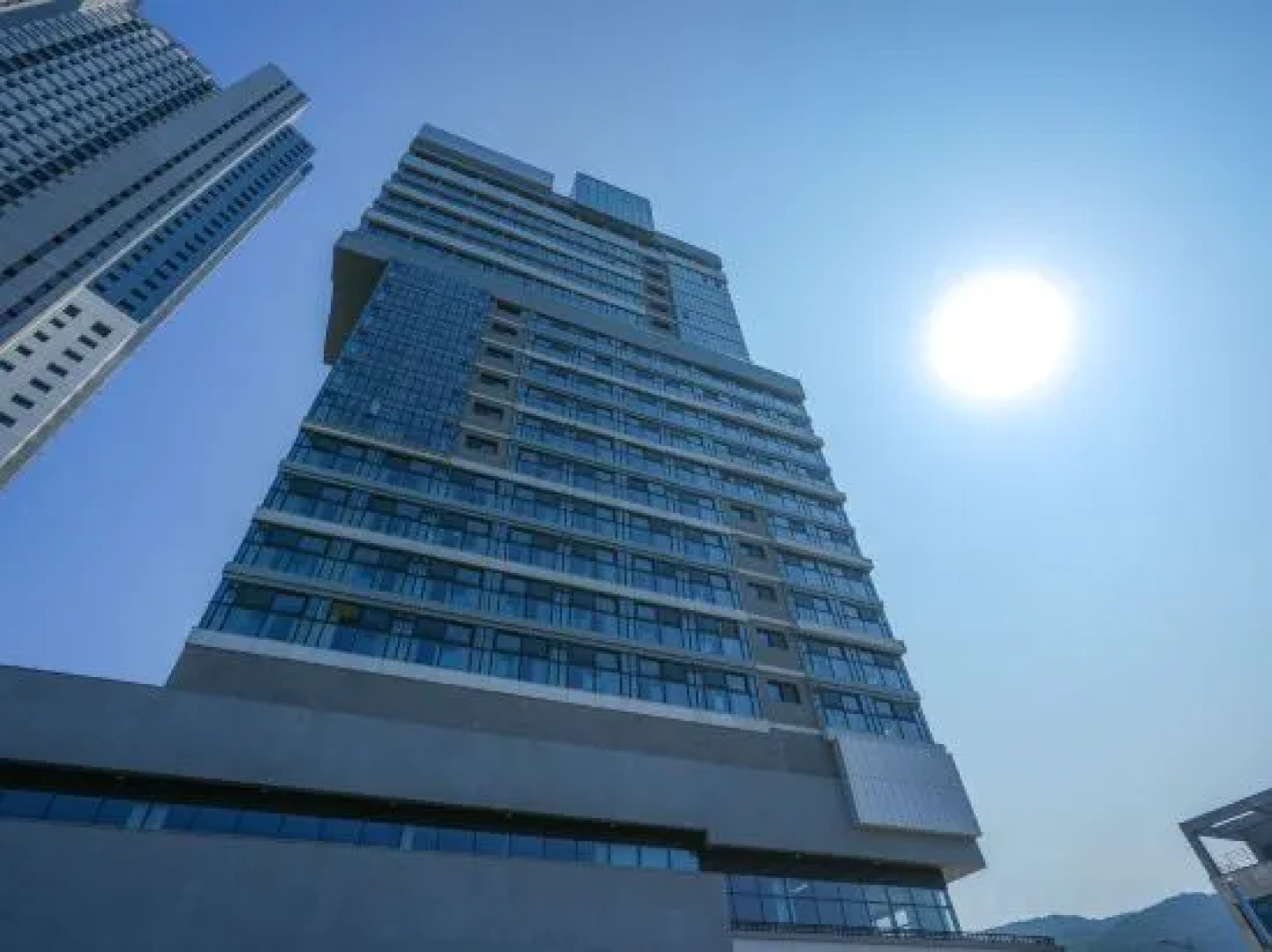 Shiftdoor Residence Hari