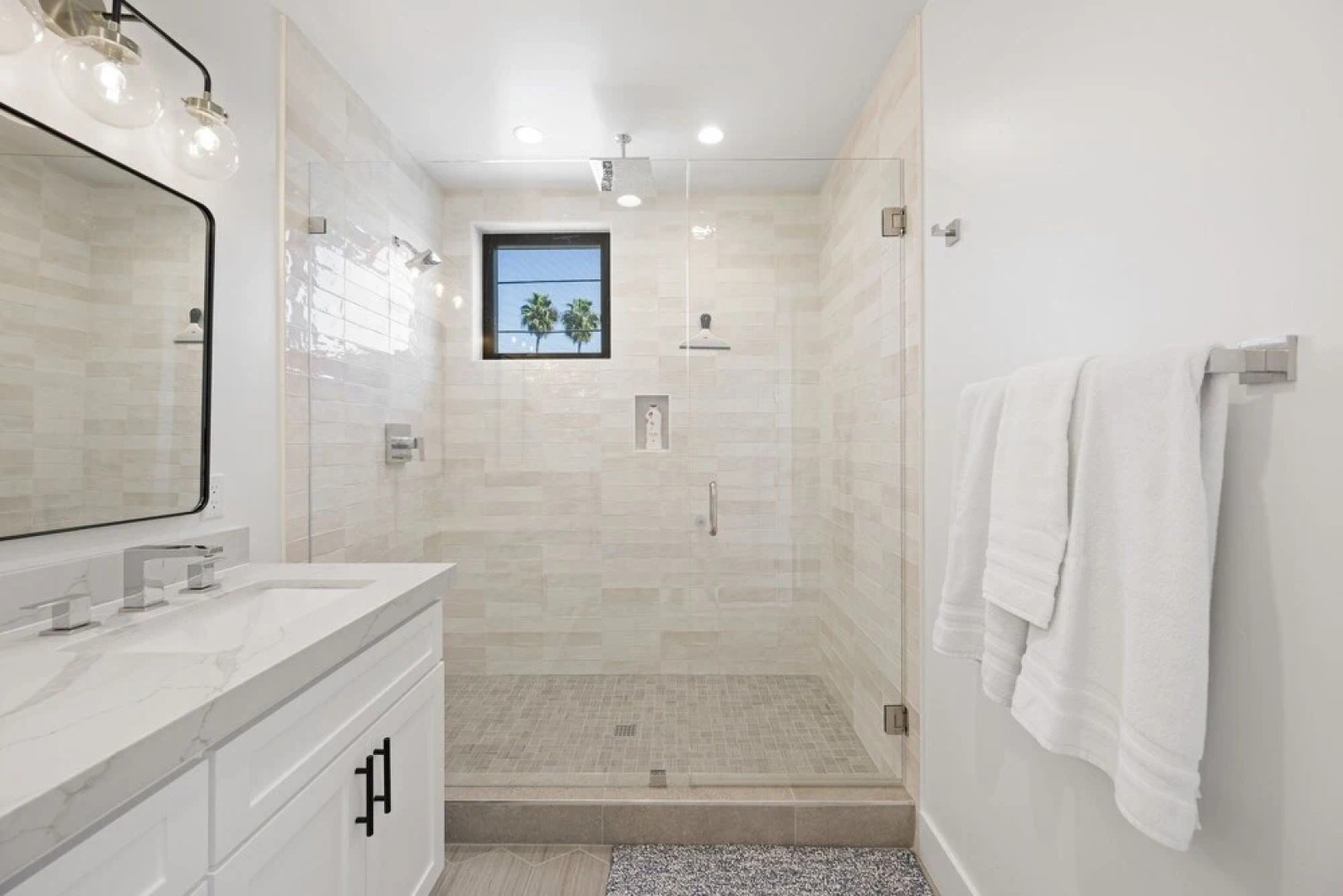 Enc831 4 Bedroom Home by Redawning