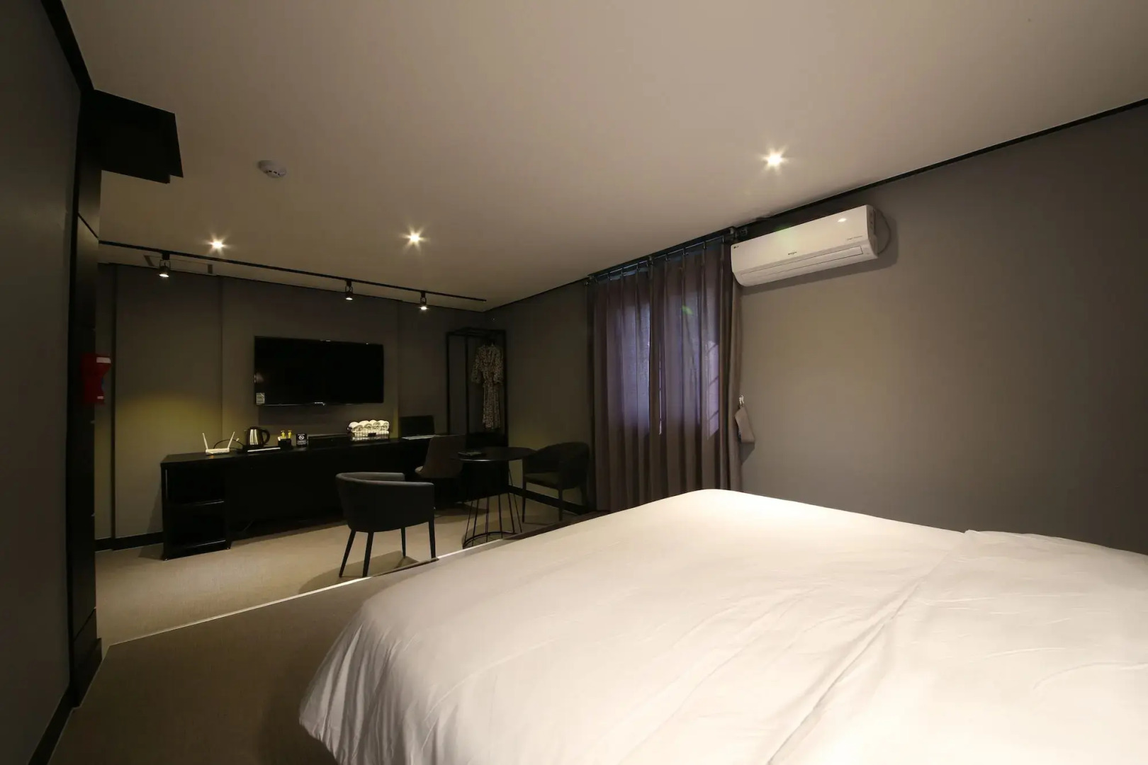 Gupo Station Almond Hotel