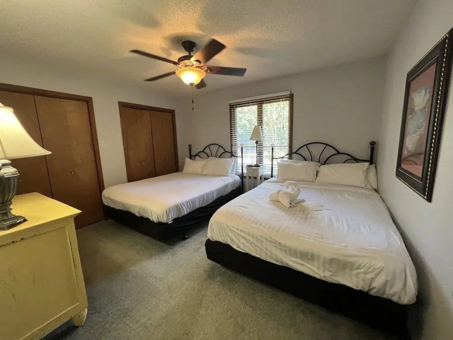 Forest view, log-sided two bedroom, two bath condo on Lake Ouachita. by RedAwning