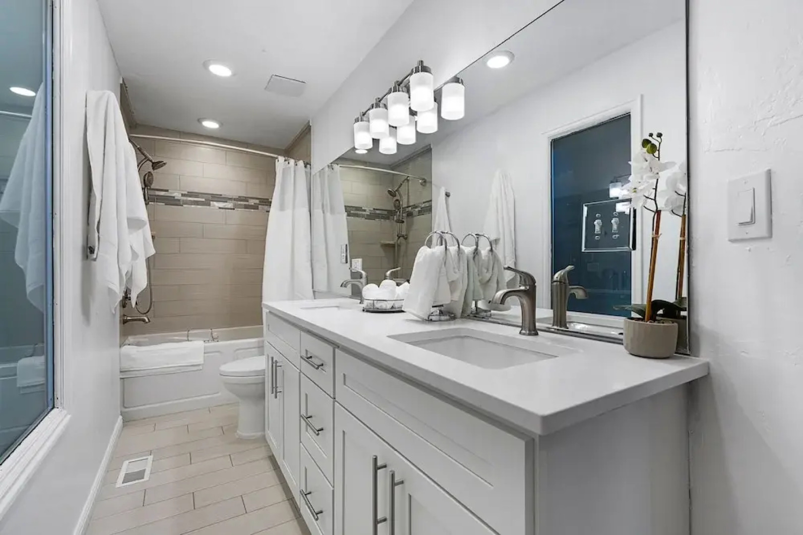 Millcreek Villa: Scenic Fun & Games Getaway! 5 Bedroom Home by RedAwning