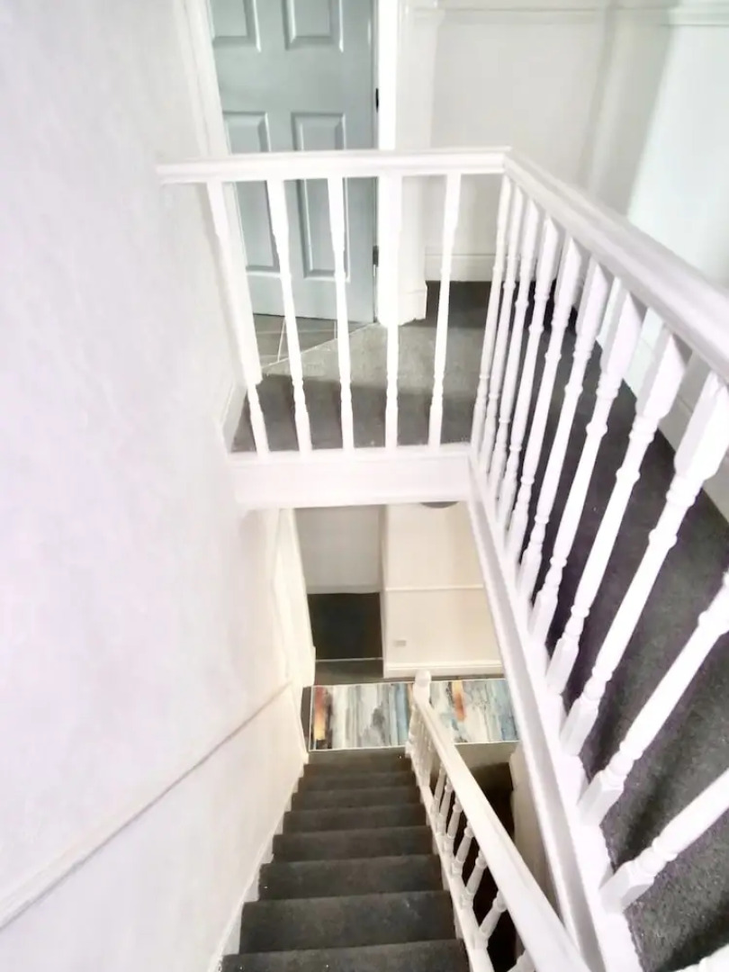 Lovely 6 bed Property Located Within Dudley