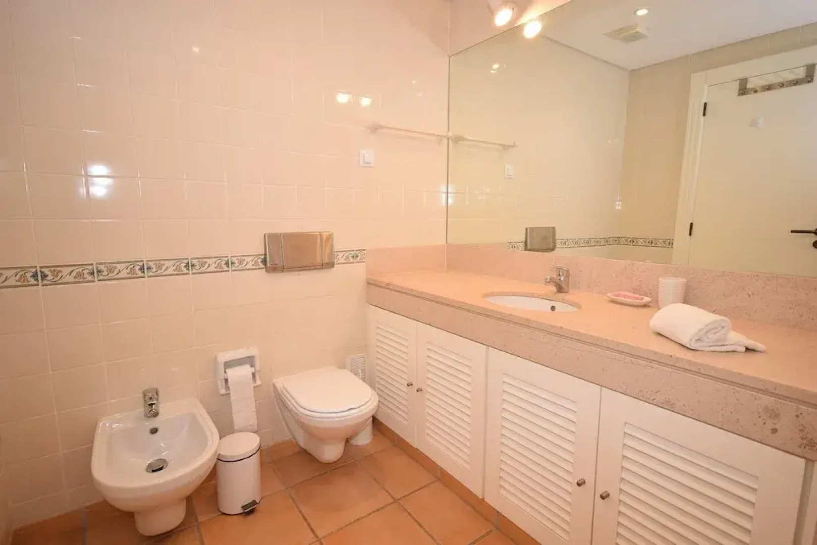 Sunny Balcony Apartment and Pool