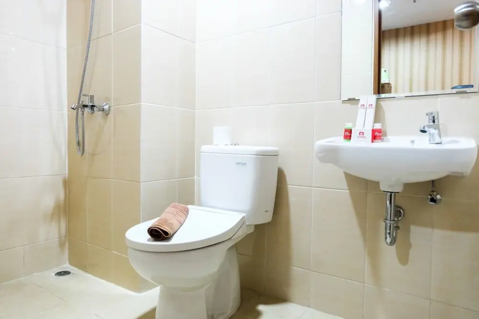 Minimalist and Comfy Studio The Oasis Cikarang Apartment By Travelio