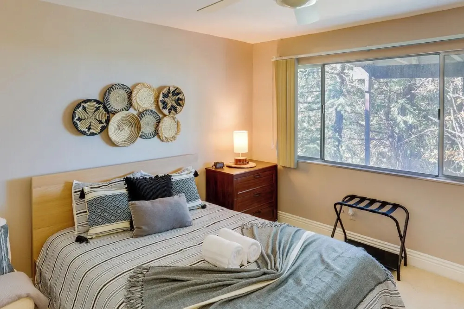 Spacious Crestline Retreat: 1 Mi to Lake Gregory