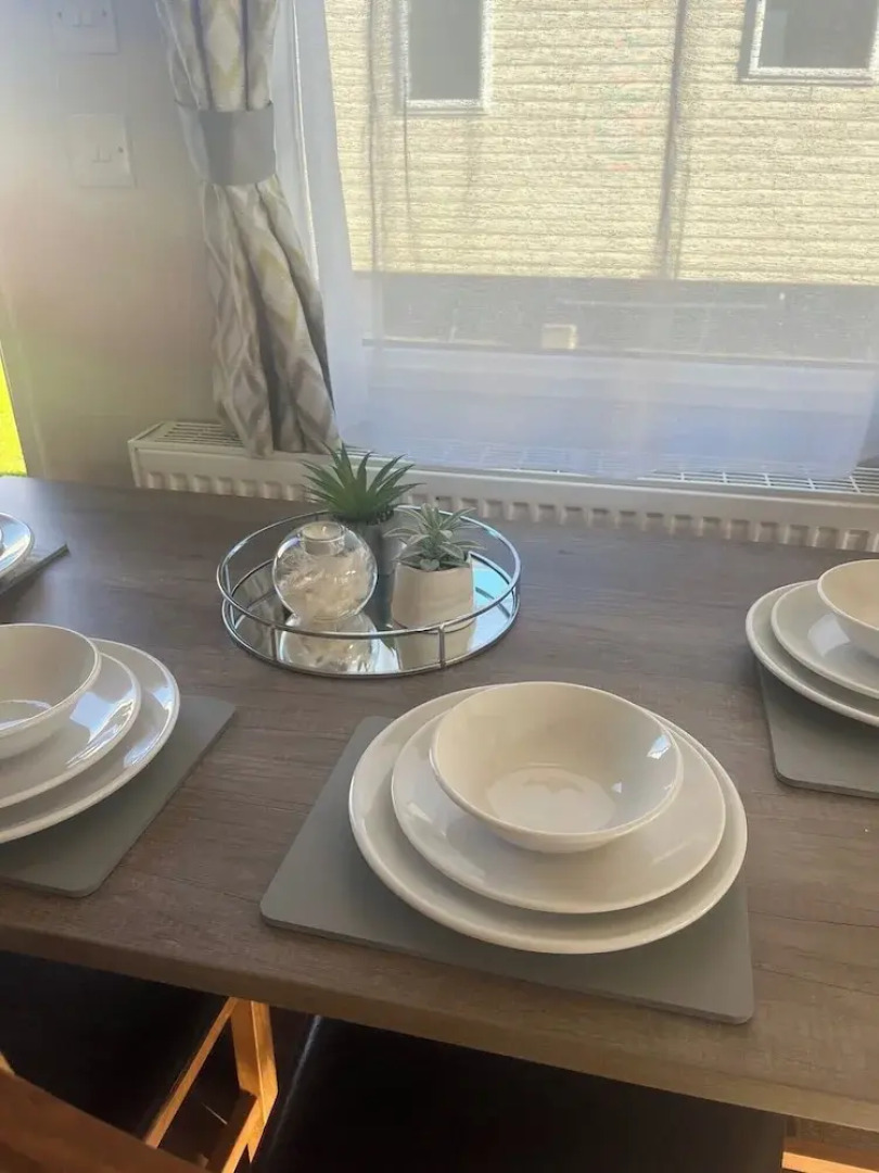 2-bed Cabin, Sleeps 4 in Cayton Bay