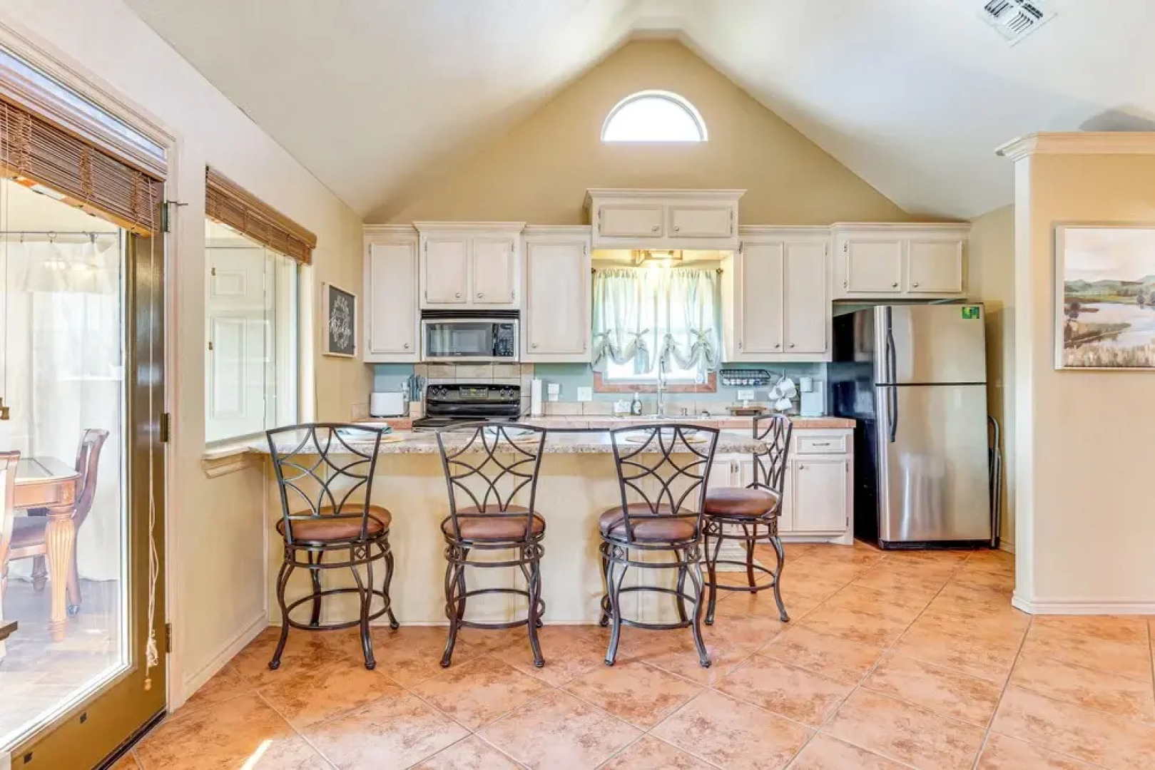 1/2 Mi to Lake Lawtonka: Mtn-view Haven!