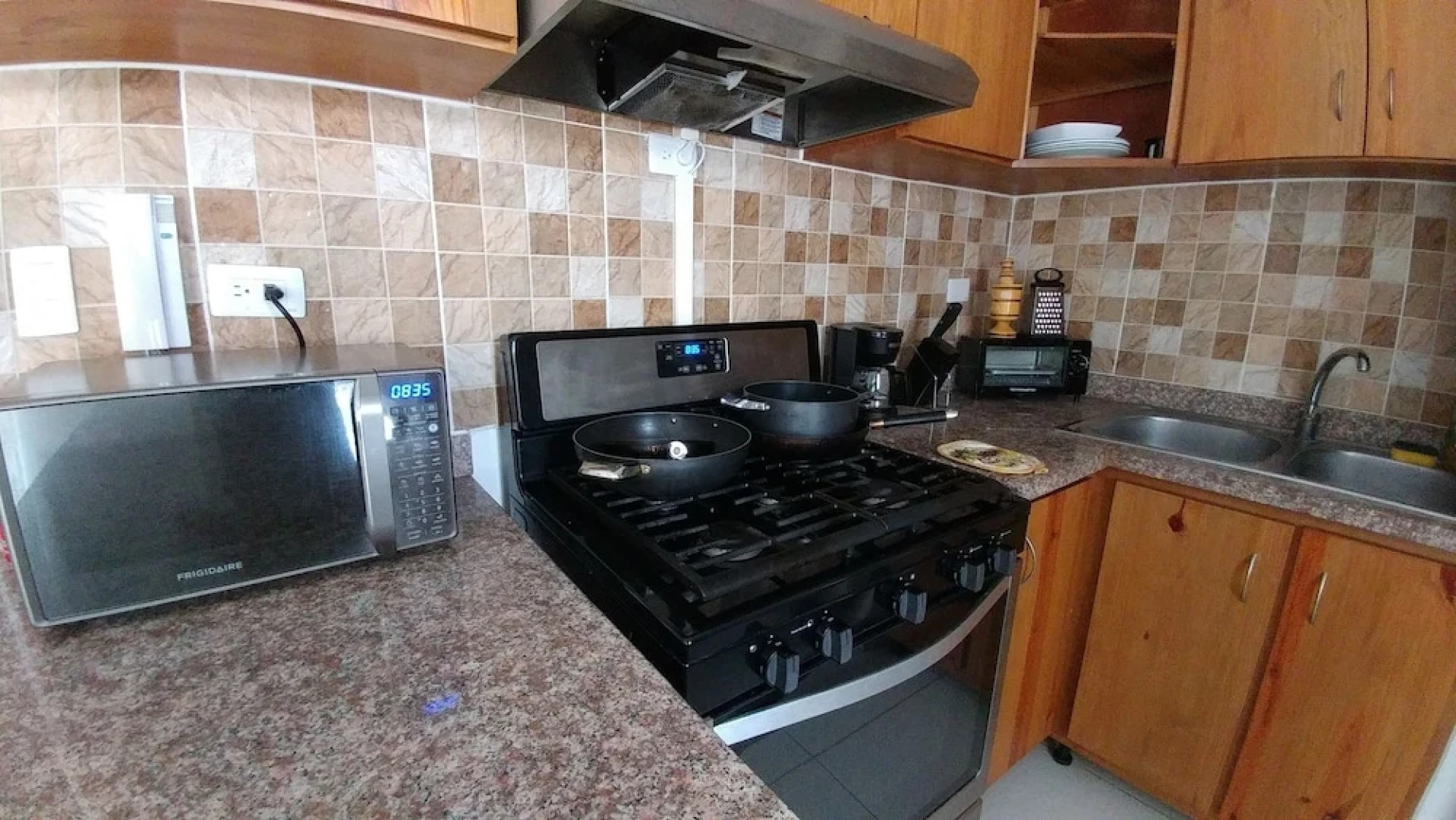 Tropical Condo BBQ Pool 5min to Airport