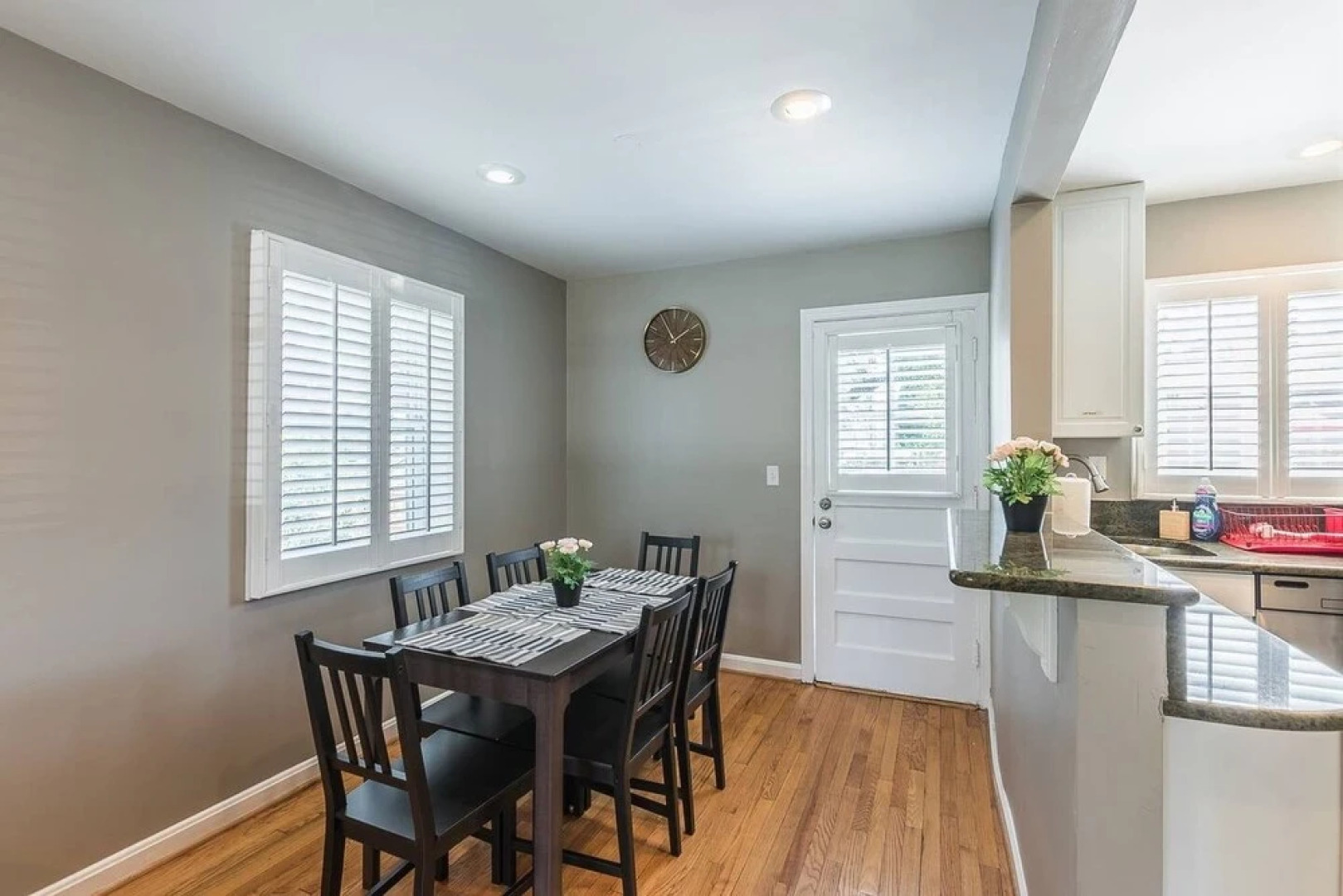 Luxurious 3br 2ba Townhouse with cozy backyard